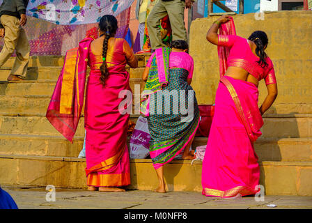 Indische weibliche Pilger in bunten Saris, indische traditionelle Kleidung, Varanasi Indien Stockfoto