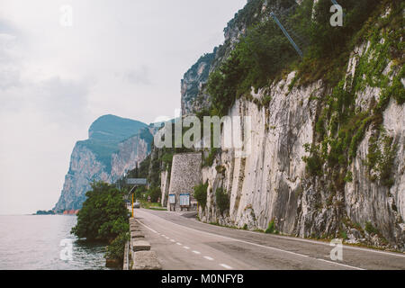 Fahren auf einer malerischen Straße am Gardasee, Italien. Sommer. Europäische Ferienhäuser, Wohnen, Lifestyle, Architektur und Reisen. Stockfoto