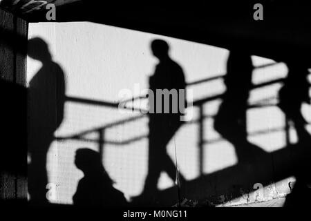 Schwarz-weiße Straßenfotografie in London: Schatten von Menschen, die Treppen steigen. Stockfoto