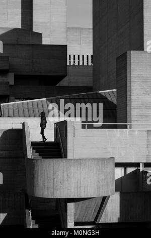 Londoner Schwarzweiß-Architekturfotografie: Seitenansicht des Royal National Theatre, London, entworfen von Denys Lasdun. Stockfoto