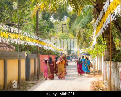 Kerala, Indien. 01/01/2018. Gruppe von indischen Frauen tragen traditionelle Sari und zu Fuß in die Stadt von Alappuzha (Alleppey). Stockfoto