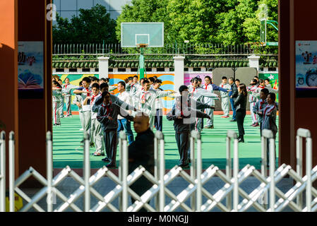Shanghai, China. Studenten practiec moring Tai Chi in der Schule in Shanghai, China. Credit: Benjamin Ginsberg Stockfoto