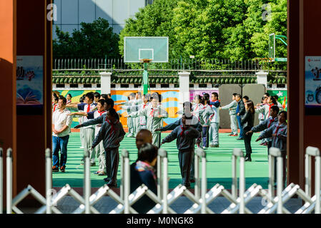 Shanghai, China. Studenten practiec moring Tai Chi in der Schule in Shanghai, China. Credit: Benjamin Ginsberg Stockfoto