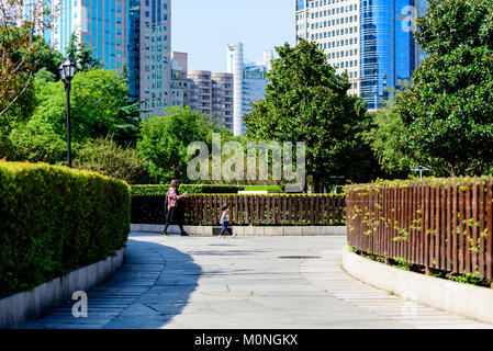 Shanghai, China. Eine junge Mutter und Kind entdecken Sie die Shanghai People's Square, Shanghai, China. Credit: Benjamin Ginsberg Stockfoto