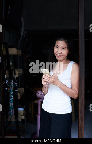 Senior brunette business Frau an der Kamera lächelnd und mit ihr zu arbeiten. Stockfoto