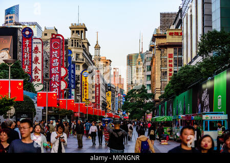 Shanghai, China. Touristen Masse der viktorianischen Ära gesäumt, die Nanjing Road Fußgängerzone, Shanghai, China. Credit: Benjamin Ginsberg Stockfoto