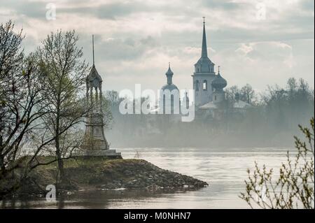 Nebel am frühen Morgen Nikolo Medvedsky Kloster in neuen Ladoga. Nowaja Ladoga, wolchow Bezirk, Region Leningrad, Russland Stockfoto