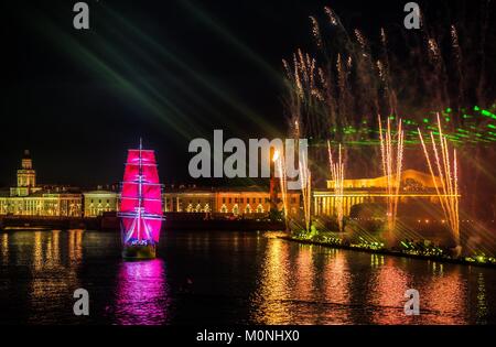 Feier Scarlet Sails zeigen während der weißen Nächte Festival, Juni 24, 2013, St. Petersburg, Russland. Stockfoto