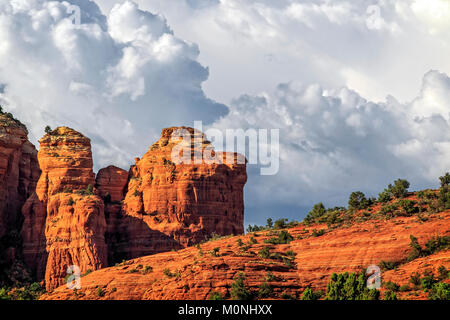 Red Rock Country in der Nähe von Sedona, Arizona. Gewitterwolken und bunten Sand- und Kalkstein Felsen und Klippen Unübertroffene südwestlichen Farben. Stockfoto