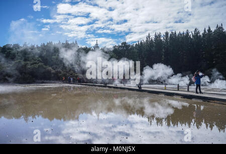 North Island, Neuseeland - Apr 25, 2015. Menschen besuchen Taupo Vulkan bei sonnigen Tag auf der Nordinsel in Neuseeland. Stockfoto