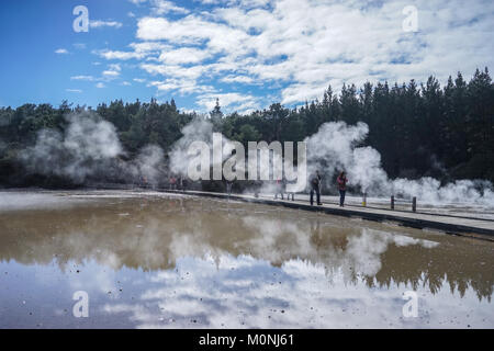 North Island, Neuseeland - Apr 25, 2015. Touristen besuchen Taupo Vulkan bei sonnigen Tag auf der Nordinsel in Neuseeland. Stockfoto