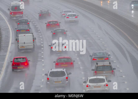 Von der Autobahn M1, Chesterfield, England. 21. Januar 2018. Schnee, Regen und Spray auf der Autobahn M1 führt zu gefährlichen Fahrbedingungen, Chesterfield, Stockfoto