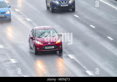 Von der Autobahn M1, Chesterfield, England. 21. Januar 2018. Schnee, Regen und Spray auf der Autobahn M1 führt zu gefährlichen Fahrbedingungen, Chesterfield, Stockfoto