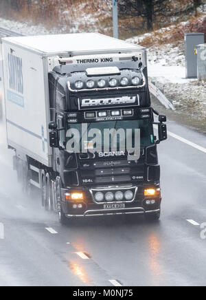 Von der Autobahn M1, Chesterfield, England. 21. Januar 2018. Schnee, Regen und Spray auf der Autobahn M1 führt zu gefährlichen Fahrbedingungen, Chesterfield, Stockfoto