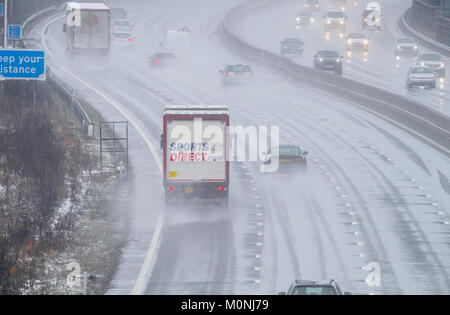 Von der Autobahn M1, Chesterfield, England. 21. Januar 2018. Schnee, Regen und Spray auf der Autobahn M1 führt zu gefährlichen Fahrbedingungen, Chesterfield, Stockfoto