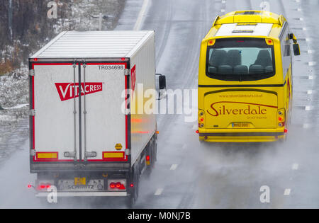 Von der Autobahn M1, Chesterfield, England. 21. Januar 2018. Schnee, Regen und Spray auf der Autobahn M1 führt zu gefährlichen Fahrbedingungen, Chesterfield, Stockfoto