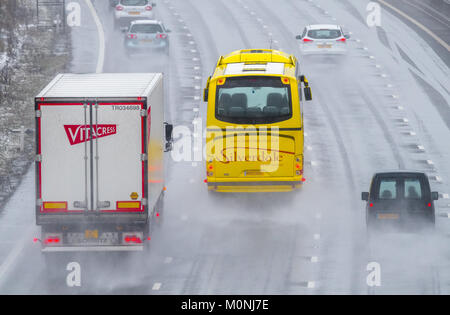 Von der Autobahn M1, Chesterfield, England. 21. Januar 2018. Schnee, Regen und Spray auf der Autobahn M1 führt zu gefährlichen Fahrbedingungen, Chesterfield, Stockfoto