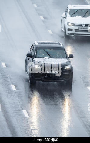 Von der Autobahn M1, Chesterfield, England. 21. Januar 2018. Schnee, Regen und Spray auf der Autobahn M1 führt zu gefährlichen Fahrbedingungen, Chesterfield, Stockfoto