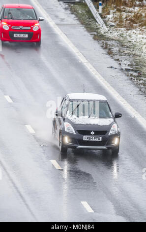 Von der Autobahn M1, Chesterfield, England. 21. Januar 2018. Schnee, Regen und Spray auf der Autobahn M1 führt zu gefährlichen Fahrbedingungen, Chesterfield, Stockfoto