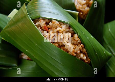 Nasi Tutug Oncom, der Sundanesischen Teller Reis mit fermentierten Sojabohnen; mit verschiedenen Beilagen serviert. Stockfoto