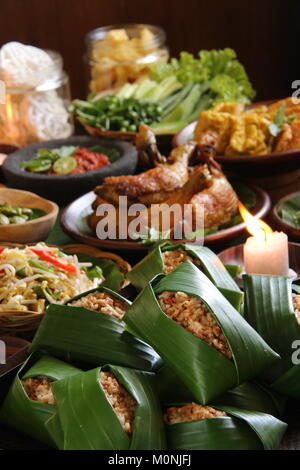 Nasi Tutug Oncom, der Sundanesischen Teller Reis mit fermentierten Sojabohnen; mit verschiedenen Beilagen serviert. Stockfoto