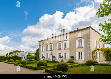 Chateau in den berühmten Gärten von Les Jardins du Chaigne, Touzac in der Grande Champagne Hills Region, Nouvelle Region Aquitaine, Frankreich Stockfoto