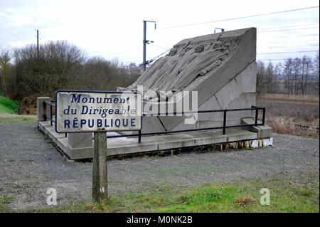 "DIRIGEABLE PUBLIQUE' Memorial-TRAGISCHE ENDE DER MILITÄRISCHEN Luftschiff Republique 1909 - TREVOL ALLIER FRANKREICH - FRANZÖSISCHE VINTAGE © Frédéric BEAUMONT Stockfoto