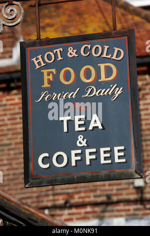 Warme und kalte Speisen serviert Dailey und Tee und Kaffee Zeichen dargestellt außerhalb eines Gebäudes in Selsey, West Sussex, UK. Stockfoto