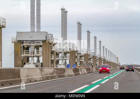 Sturmflutwehr namens Oosterscheldekering in den Niederlanden Stockfoto