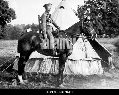 Private David T Jones der Südwales-grenzbewohner, eine montierte Regiment, in voller Uniform und ein Gewehr sitzend auf einem Pferd in der Nähe von einem Zelt. In Frankreich im Jahr 1915 übernommen. Stockfoto