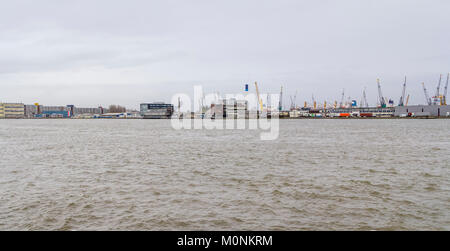 Industriehafen Landschaft in Rotterdam, eine Stadt in den Niederlanden gesehen Stockfoto