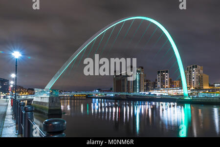 Nacht Foto auf der Suche nach Osten entlang des Flusses Tyne in Gateshead Millennium Bridge Stockfoto