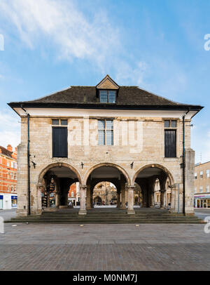 Die Peterborough Guildhall, auch genannt die alte Zunft, ist ein Denkmalgeschütztes Gebäude auf dem Marktplatz, Peterborough, Cambridgshire Stockfoto