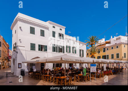 Personen, die außerhalb einer Café Bar in Ciutadella de Menorca, Menorca, Balearen, Spanien sitzen Stockfoto