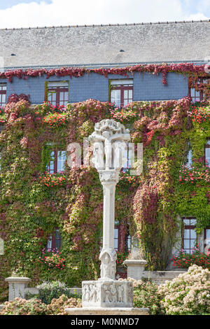 Der kalvarienberg der Rochefort en Terre Kirchplatz (Bretagne). Zurückgehend auf das 16. Jahrhundert, es zeigt eine Spalte durch die Kreuzigung gekrönt.. Stockfoto