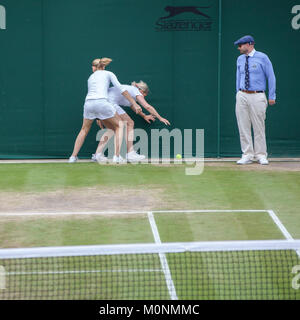 Kim Clijsters Einladung Doubles lädt Chris Quinn von den Zuschauern ein, ihm einen Rock zu geben. Stockfoto