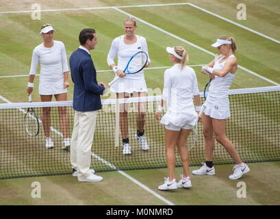 Kim Clijsters Einladung Doubles lädt Chris Quinn von den Zuschauern ein, ihm einen Rock zu geben. Stockfoto