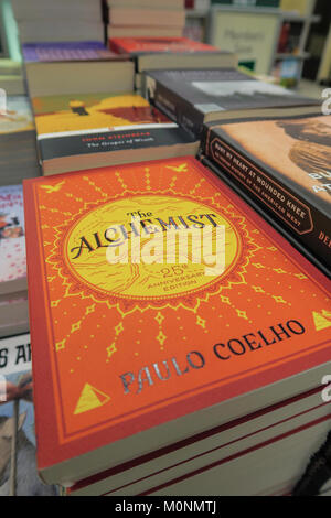 Bücher in Barnes & Noble Buchhandlung auf der Fifth Avenue, New York, USA Stockfoto