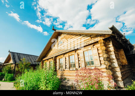 Holzhütte slawische Typ an einem Sommertag gegen die blauen hellen Himmel mit Wolken Stockfoto