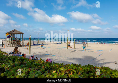 Männer spielen Beachvolleyball in Deerfield Beach, Florida, USA Stockfoto