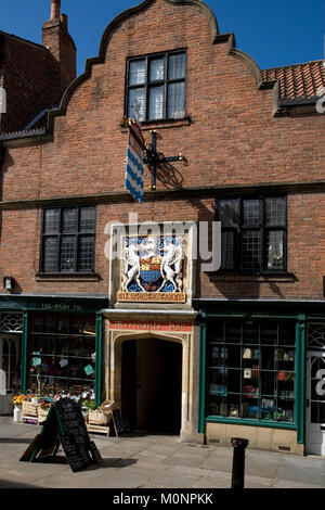 Eingang des Merchant Adventurers' Hall, Fossgate, York, England, Großbritannien Stockfoto