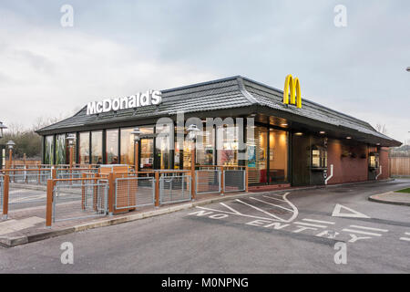 McDonalds Drive Thru außen Reading, Berkshire, England, GB, UK Stockfoto