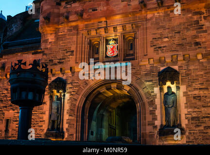 Steinfiguren von William Wallace und Robert the Bruce, Edinburgh Castle Esplanade, beleuchtet in der Abenddämmerung, Edinburgh, Schottland, Großbritannien Stockfoto