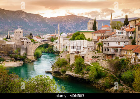 Malerischer Blick auf die Stadt und den Fluss Neretva in Mostar, Bosnien Stockfoto