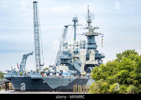 Am Cape Fear in Wilmington, North Carolina, dem mächtigen USS North Carolina erwartet Touristen und Einheimische gleichermaßen seinem Deck zu gehen Stockfoto