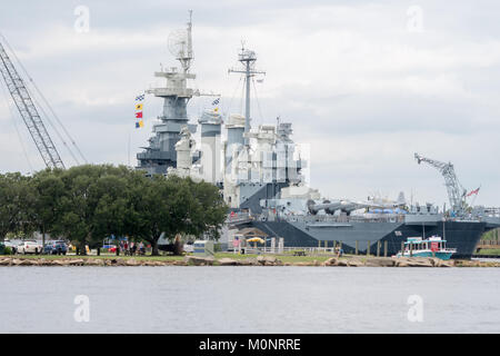Am Cape Fear in Wilmington, North Carolina, dem mächtigen USS North Carolina erwartet Touristen und Einheimische gleichermaßen seinem Deck zu gehen Stockfoto