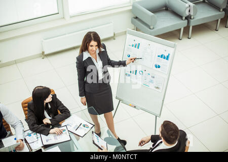 Führender Spezialist Firma macht die Präsentation einer neuen finanziellen Projekt für das Business Team Stockfoto