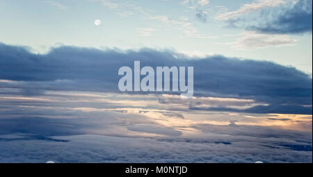 Cloudscape mit dem Mond. Stockfoto
