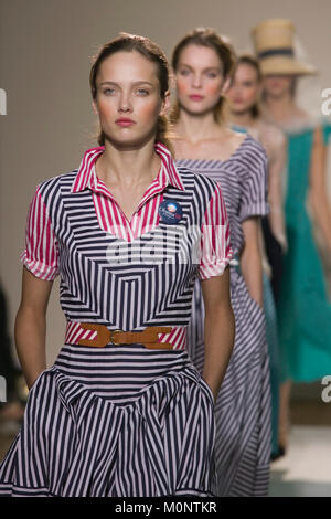 London Fashion Week, Frühjahr/Sommer 2009 Kollektion von Nicole Farhi. Stockfoto