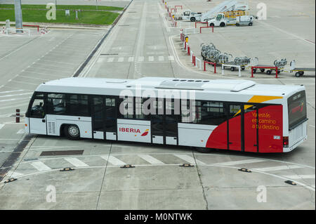 Ein Passagier am Flughafen in Mahon, Menorca, Balearen, Spanien Stockfoto